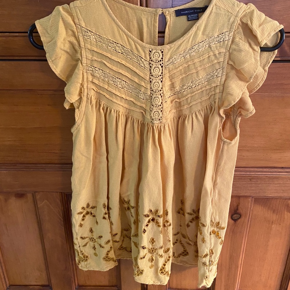 American Eagle. Size XS  Pale yellow top.